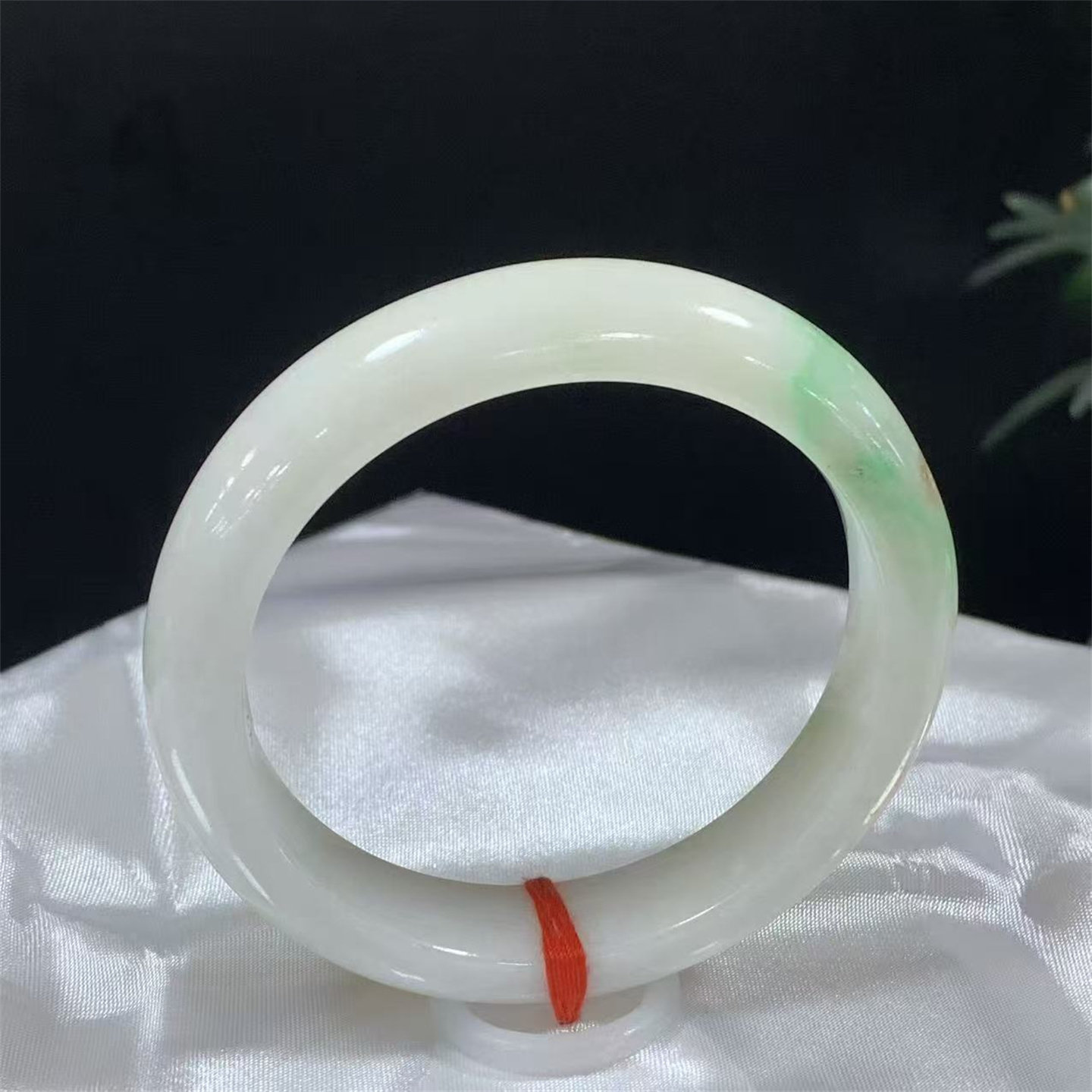 55.5圈口缅甸天然A货翡翠飘绿花手镯 有证书