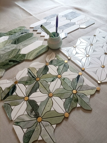 Раковина натуральная камень мозаика с падающим покровительством туалет мраморная плитка на стена плитка ванная комната ванная комната фон стена ретро