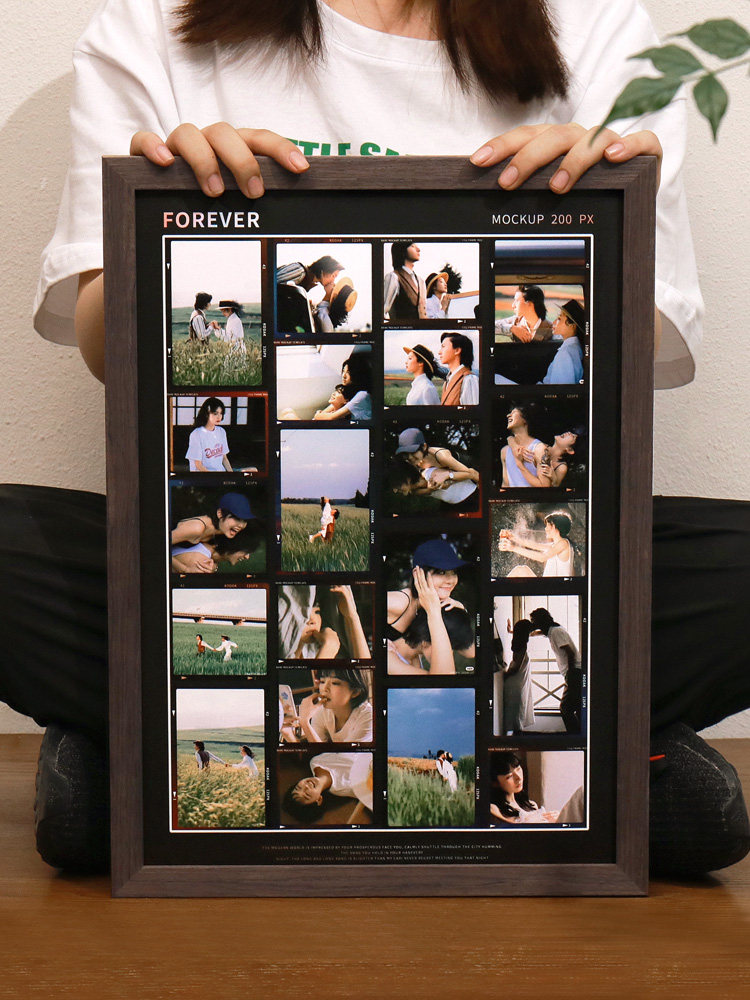 사진을 씻어서 벽에 걸 수 있는 액자로 만들어보세요. 커플 맞춤 선물입니다