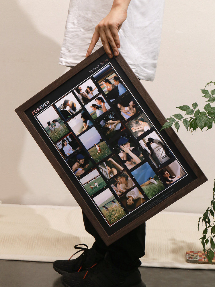 사진을 씻어서 벽에 걸 수 있는 액자로 만들어보세요. 커플 맞춤 선물입니다