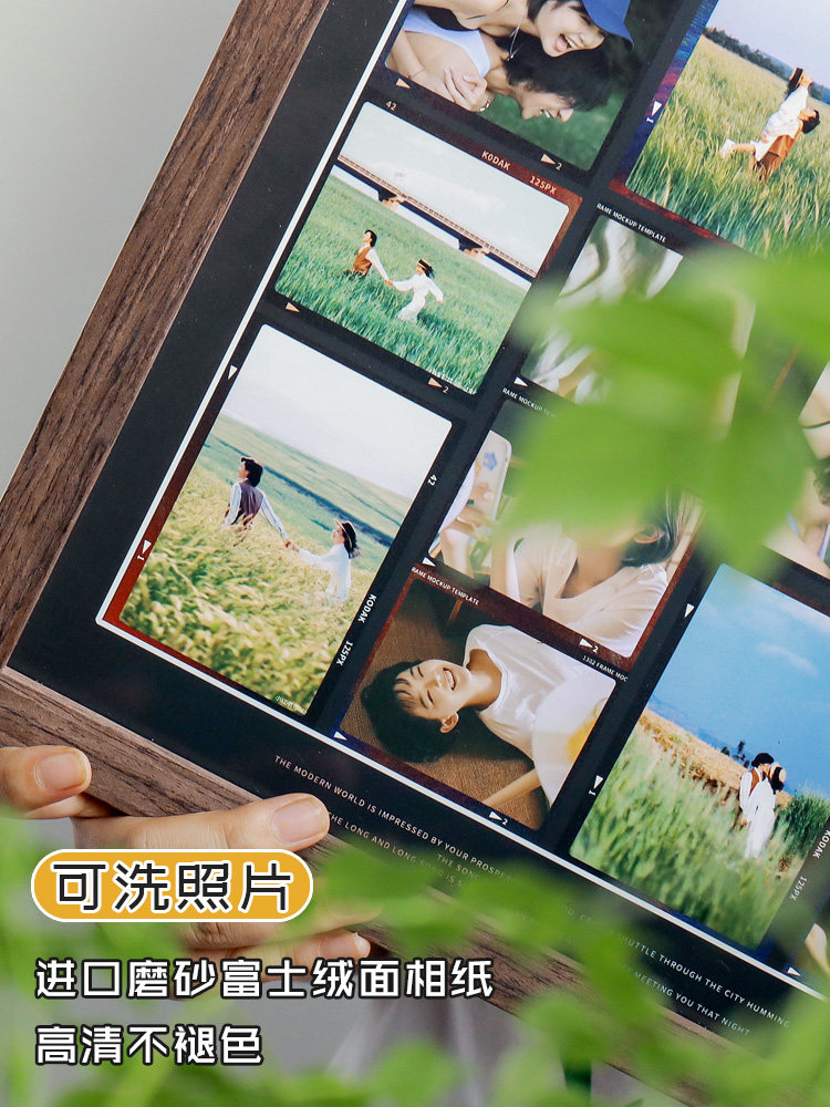 사진을 씻어서 벽에 걸 수 있는 액자로 만들어보세요. 커플 맞춤 선물입니다