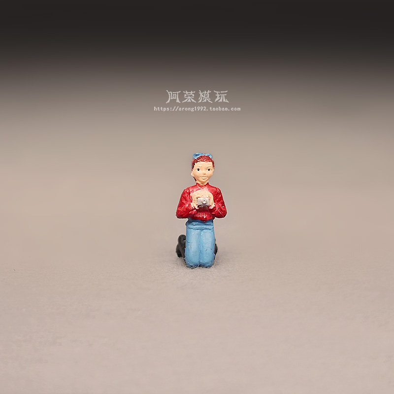 微景观仿真静态小号人偶模型散货 跪地拍照的女孩记者微缩小摆件