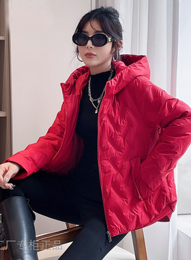 欧路Y88387冬女90羽绒服厚红色婚礼不对称摆O型压花连帽短款宽松