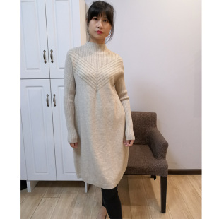 V半高领亮丝镂空提花弹力针织羊毛衫宽松打底连衣裙中长百搭米色