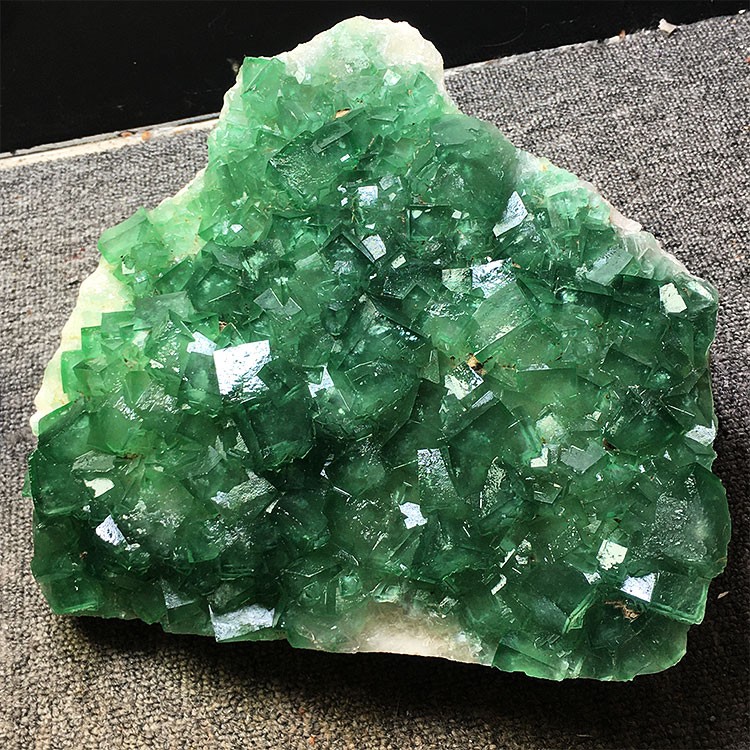 天然绿萤石矿标桌面摆件