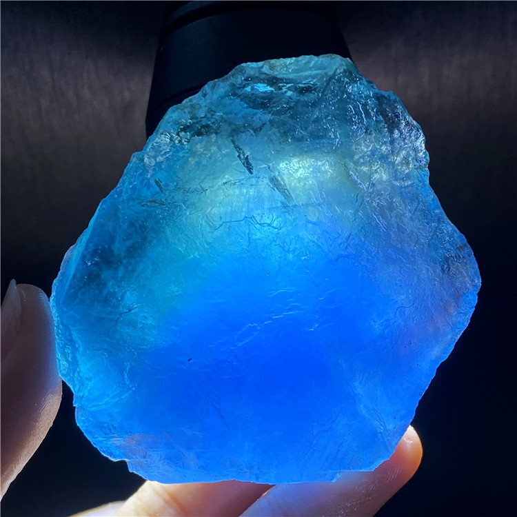 天然水晶蓝绿萤石原石矿物晶体毛料碎石手把件绕丝吊坠装饰品摆件