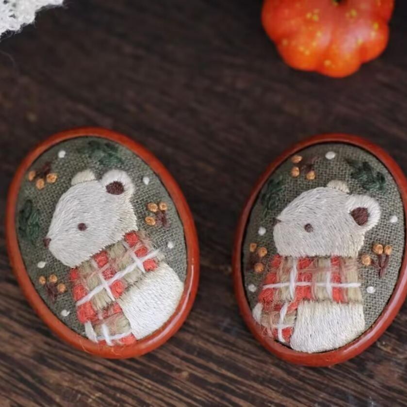 非遗文创立体纯手工圣诞秋冬毛衣围巾刺绣胸针纯实木底座材料包