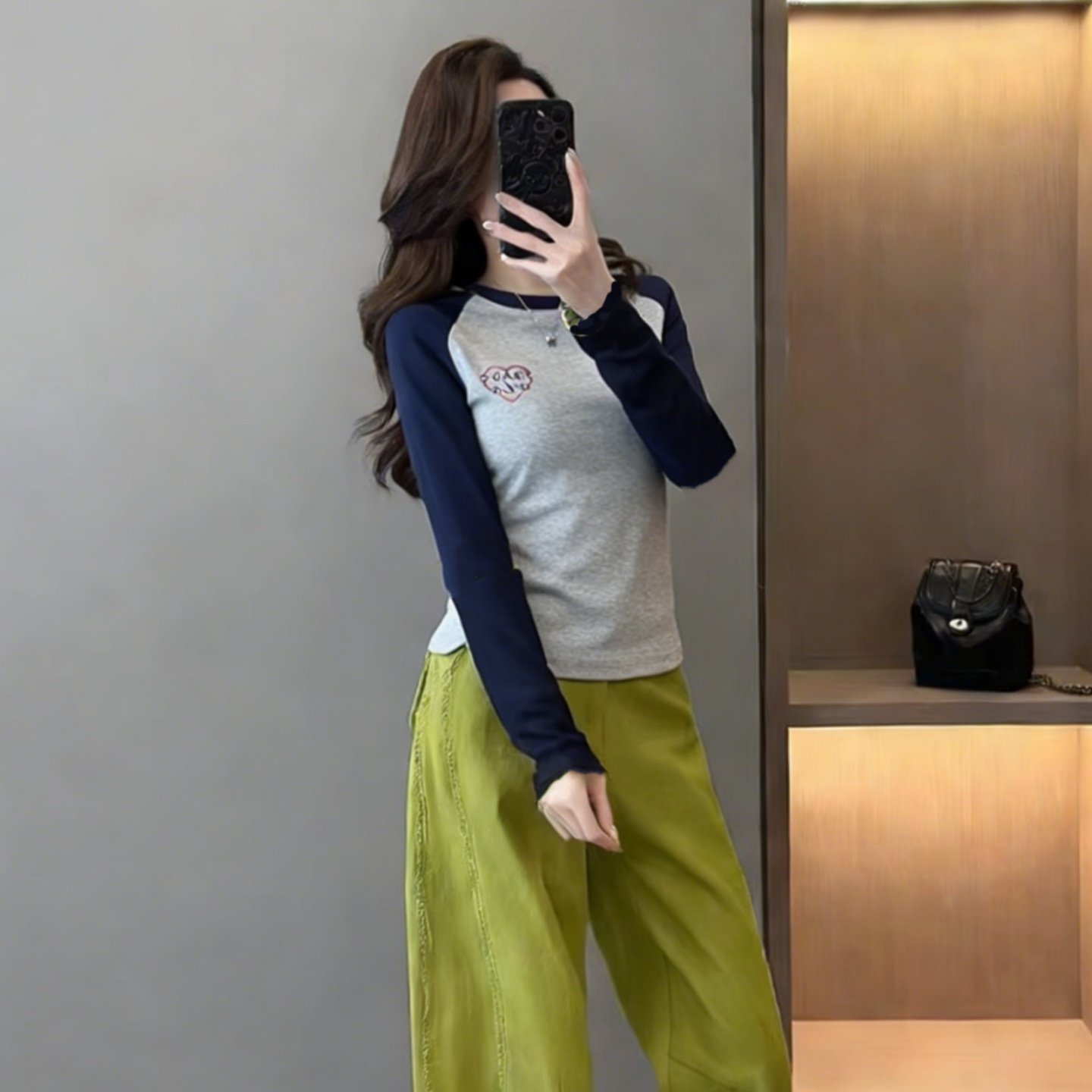 撞色刺绣紧身短款长袖T恤女上衣