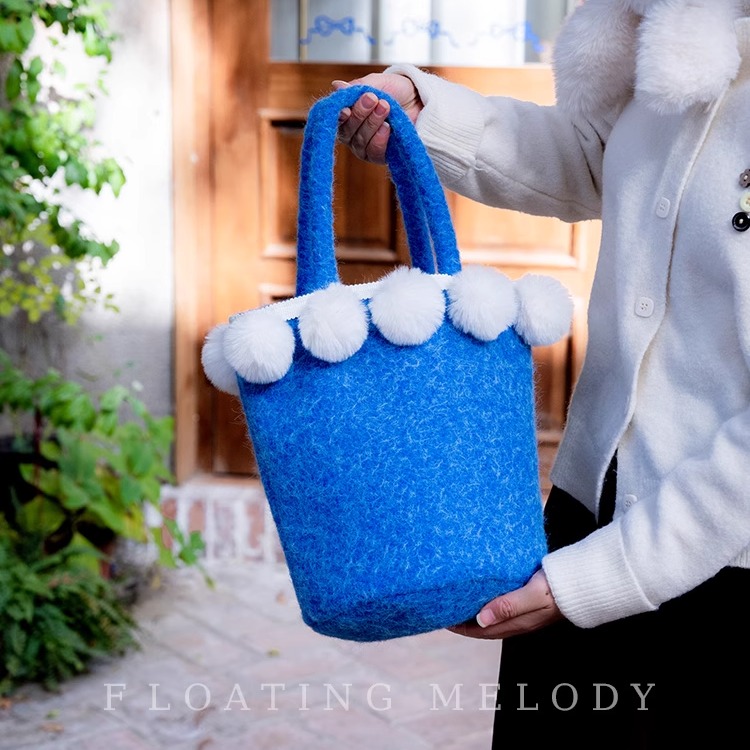 小众水桶包蓝白撞色獭兔毛球手拎
