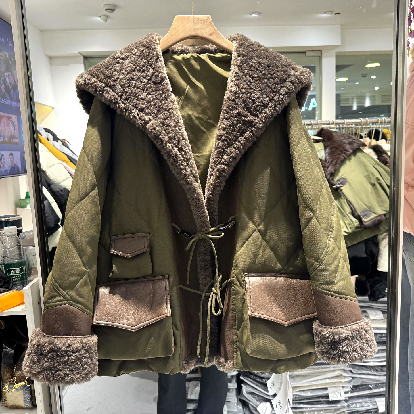 雅琪娜G190皮毛一体娃娃领羽绒服