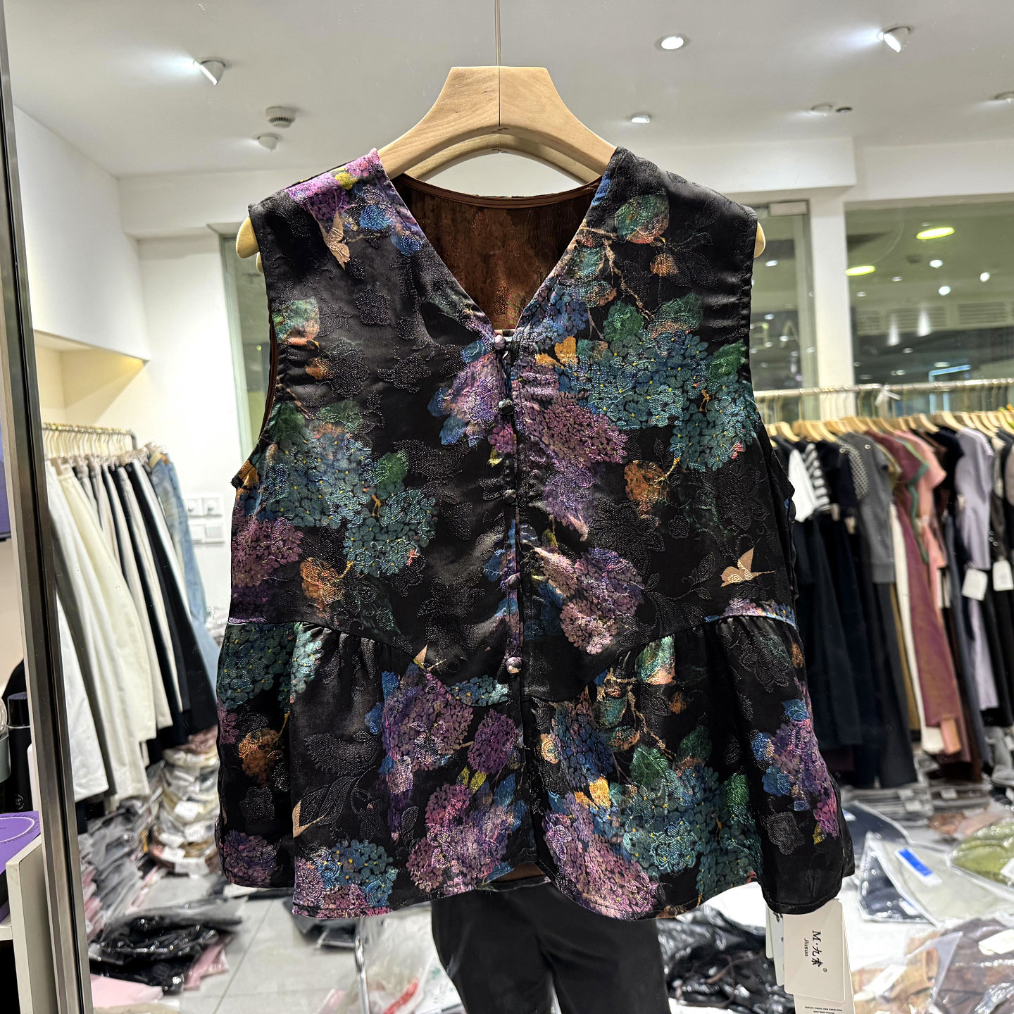 M26200 时尚单排扣V领下荷叶边彩色腰果花人丝香云纱马甲衬衣上衣