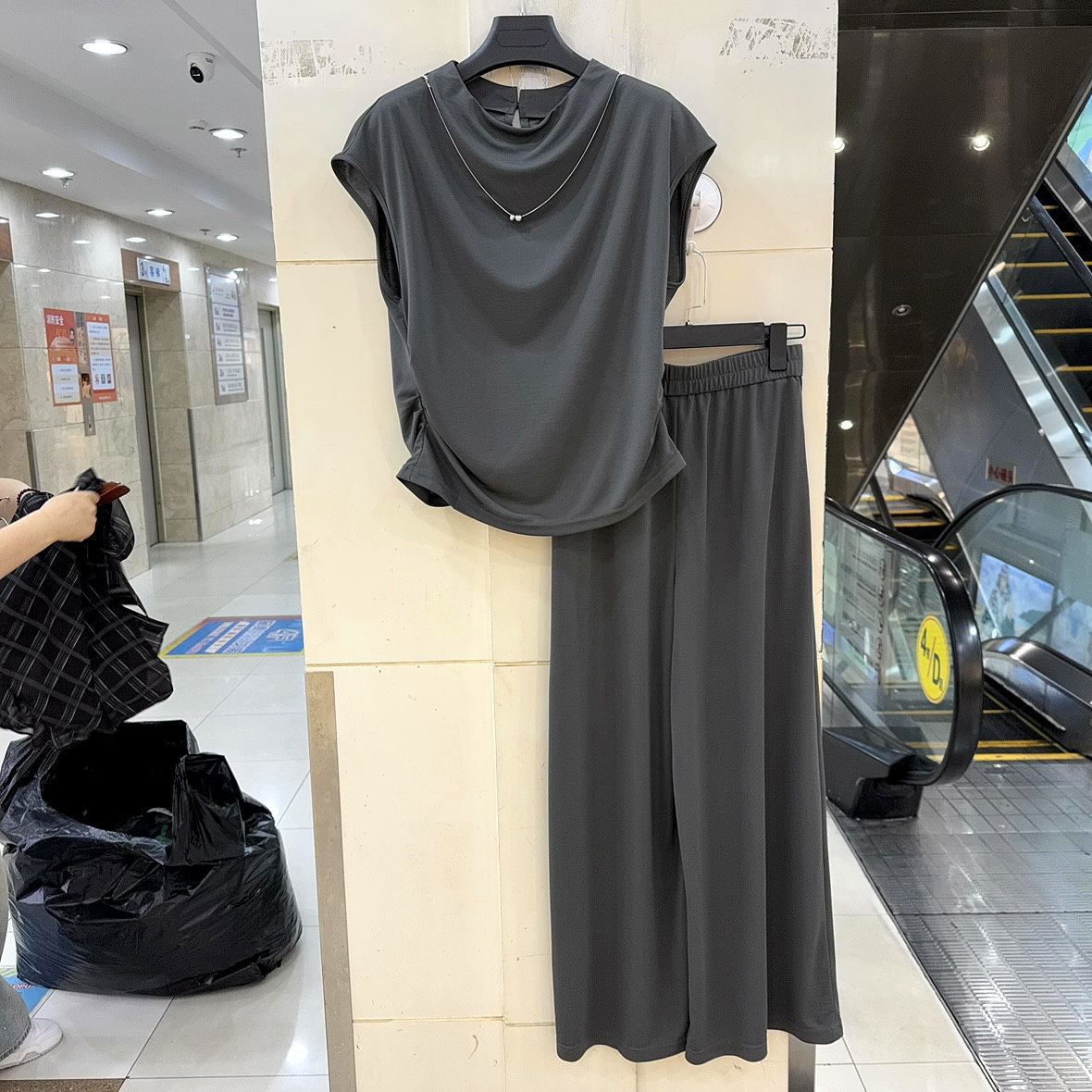 柏菲尔BFE-B27109 链条荡领皱褶无袖上衣+直筒裤垂感舒适两件套夏