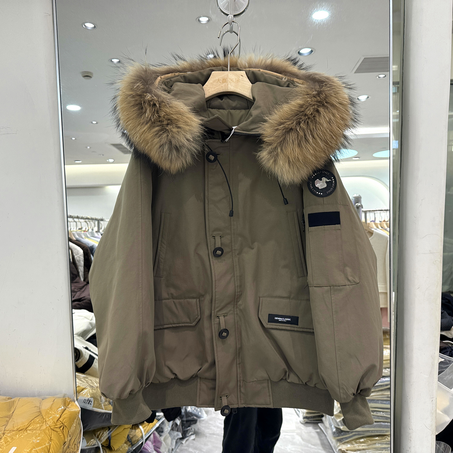 雅特若25G101貉子毛派克羽绒服