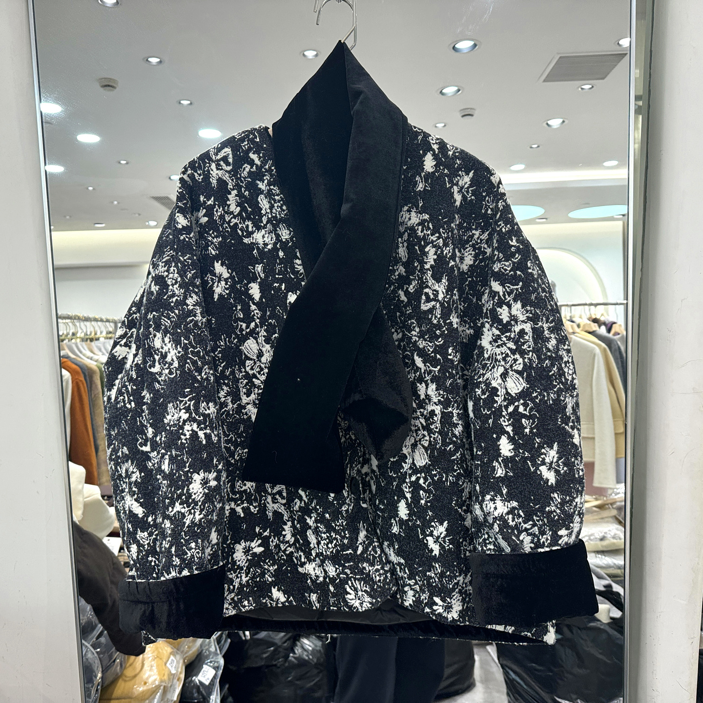 妙衣西子A25853黑白花羽绒服