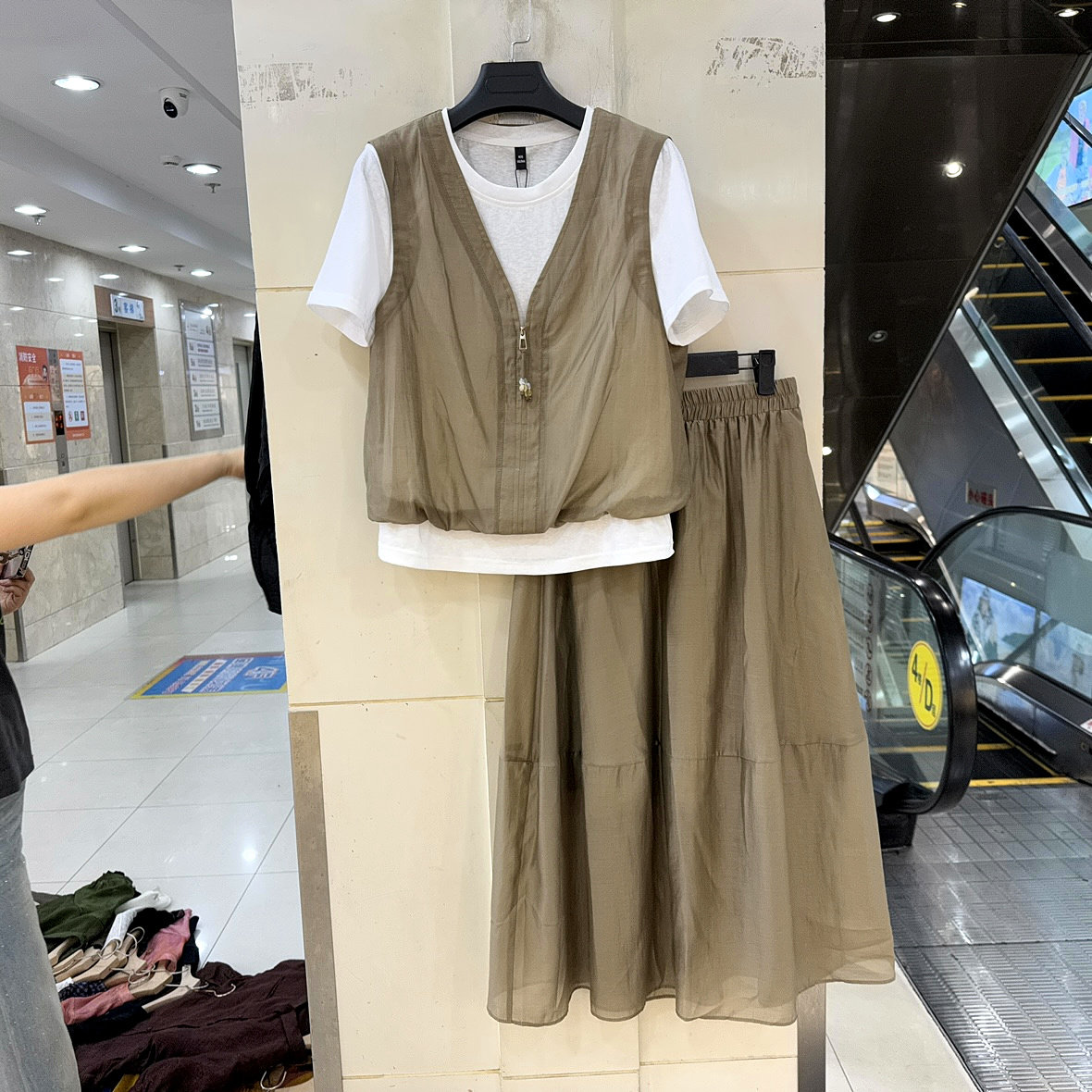 柏菲尔BFE-B27125 拉链马甲假两件T恤上衣+中长半身裙天丝两件套