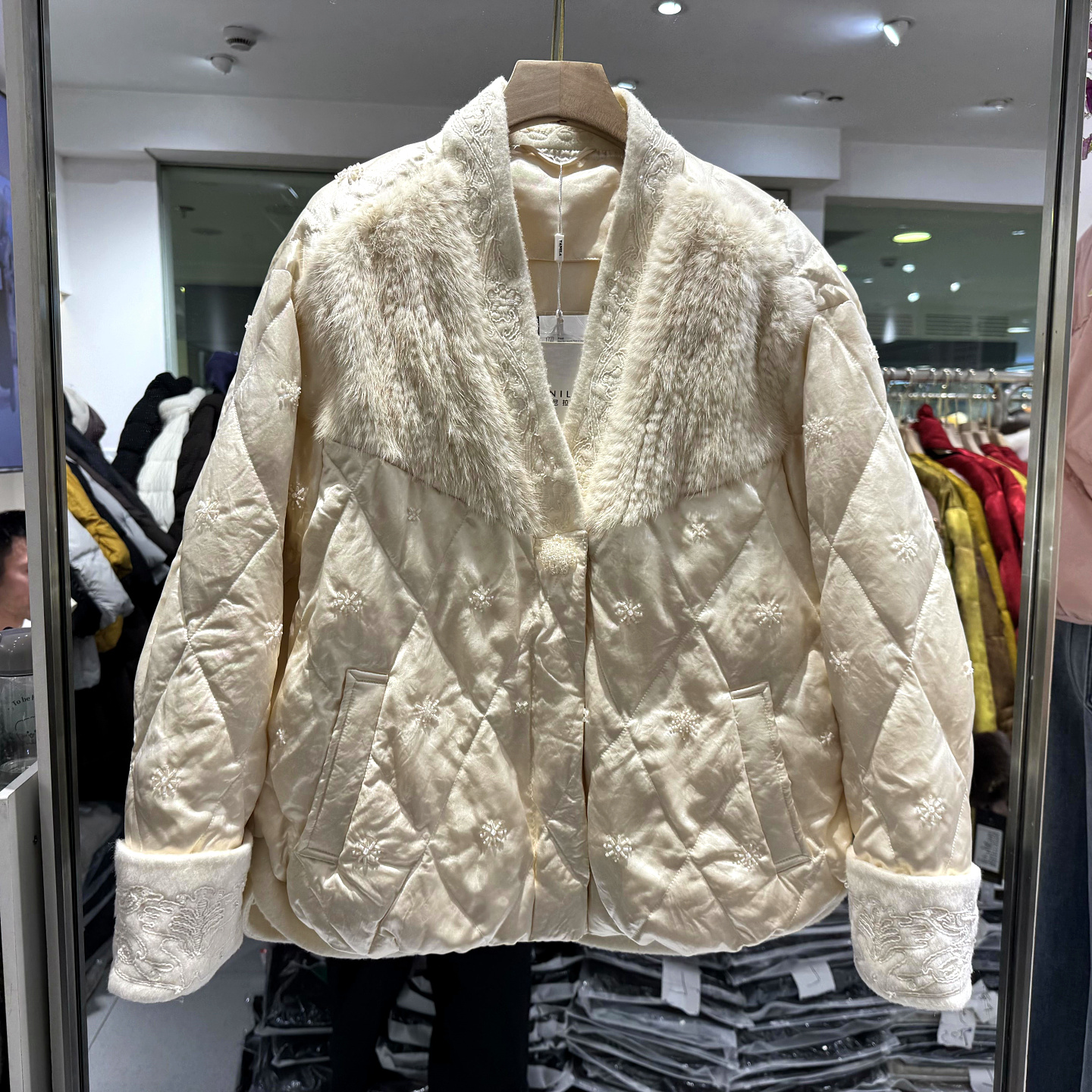 YED8221水貂毛V领短鹅绒服