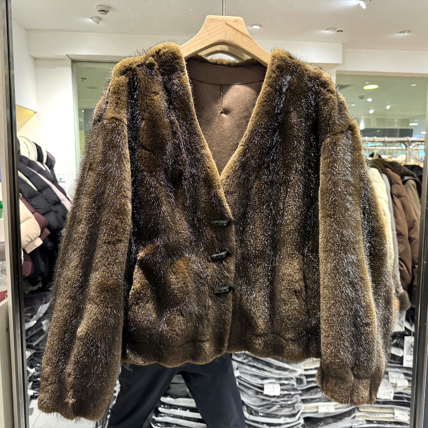 6758牛角扣皮毛一体短外套