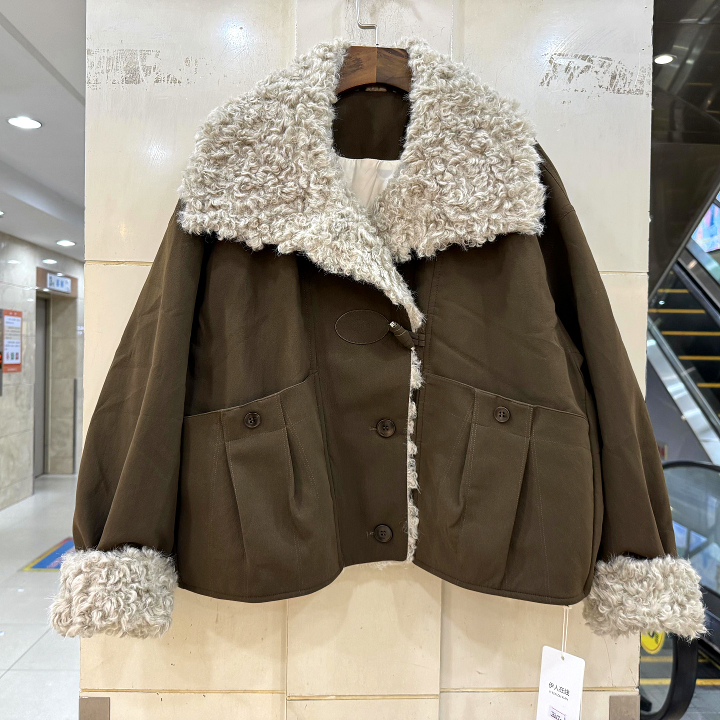 33-38817羊卷毛翻领皮羽绒服