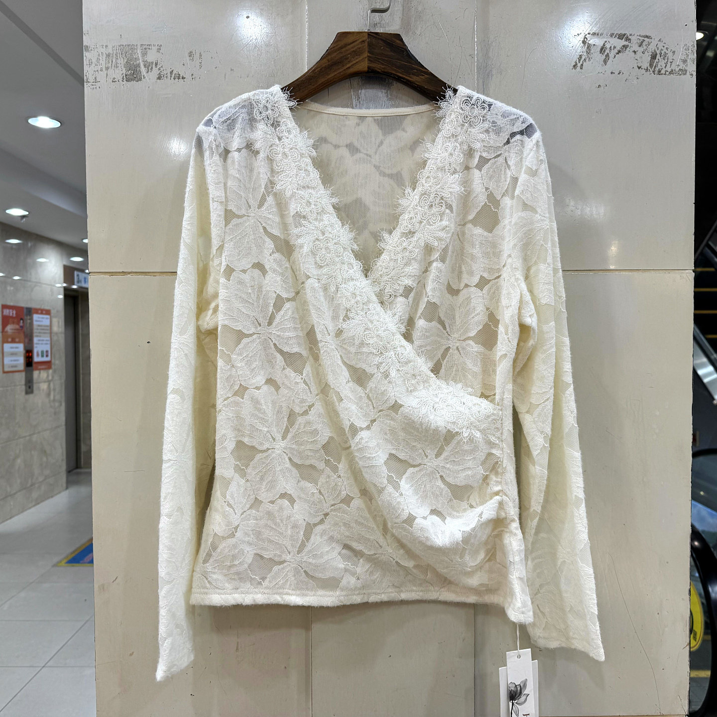 赫琳娜1886交叉V领蕾丝衬衣小衫