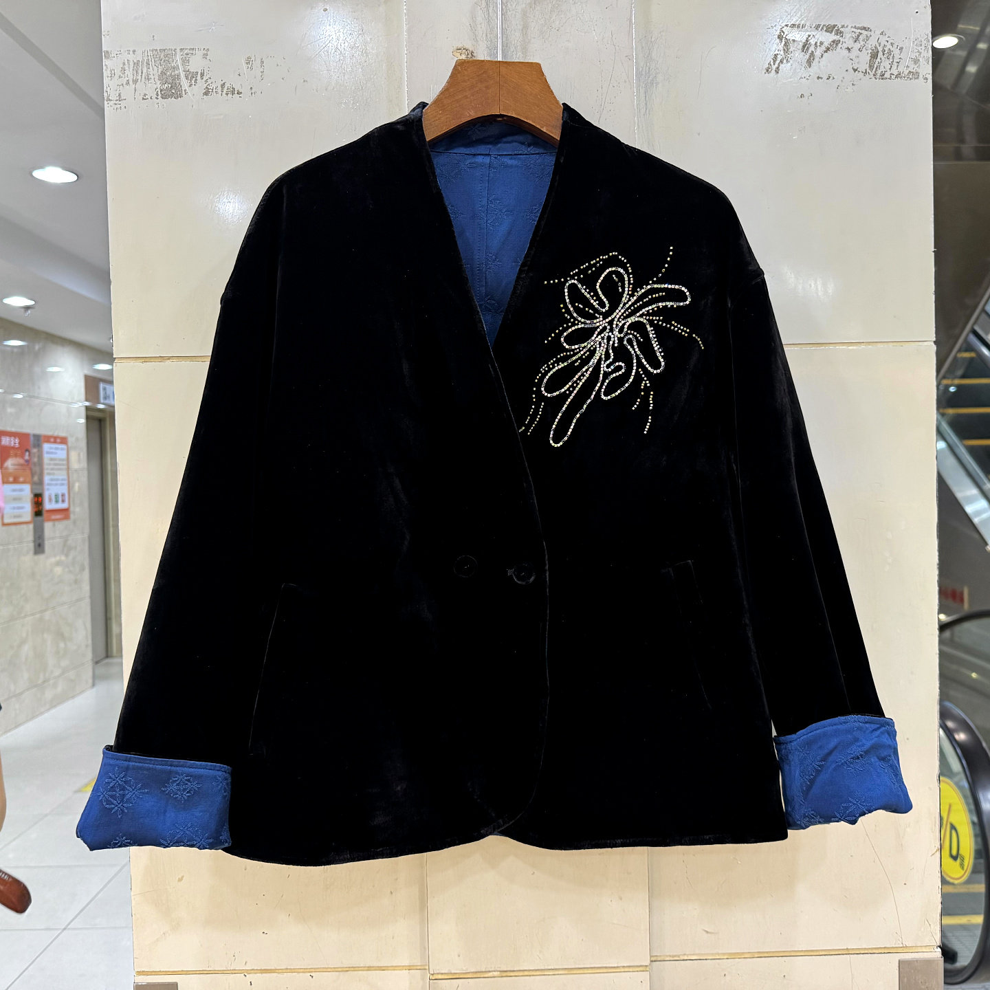 76285 串珠刺绣提花内衬两粒扣斜门禁V领两面穿高端真丝丝绒外套