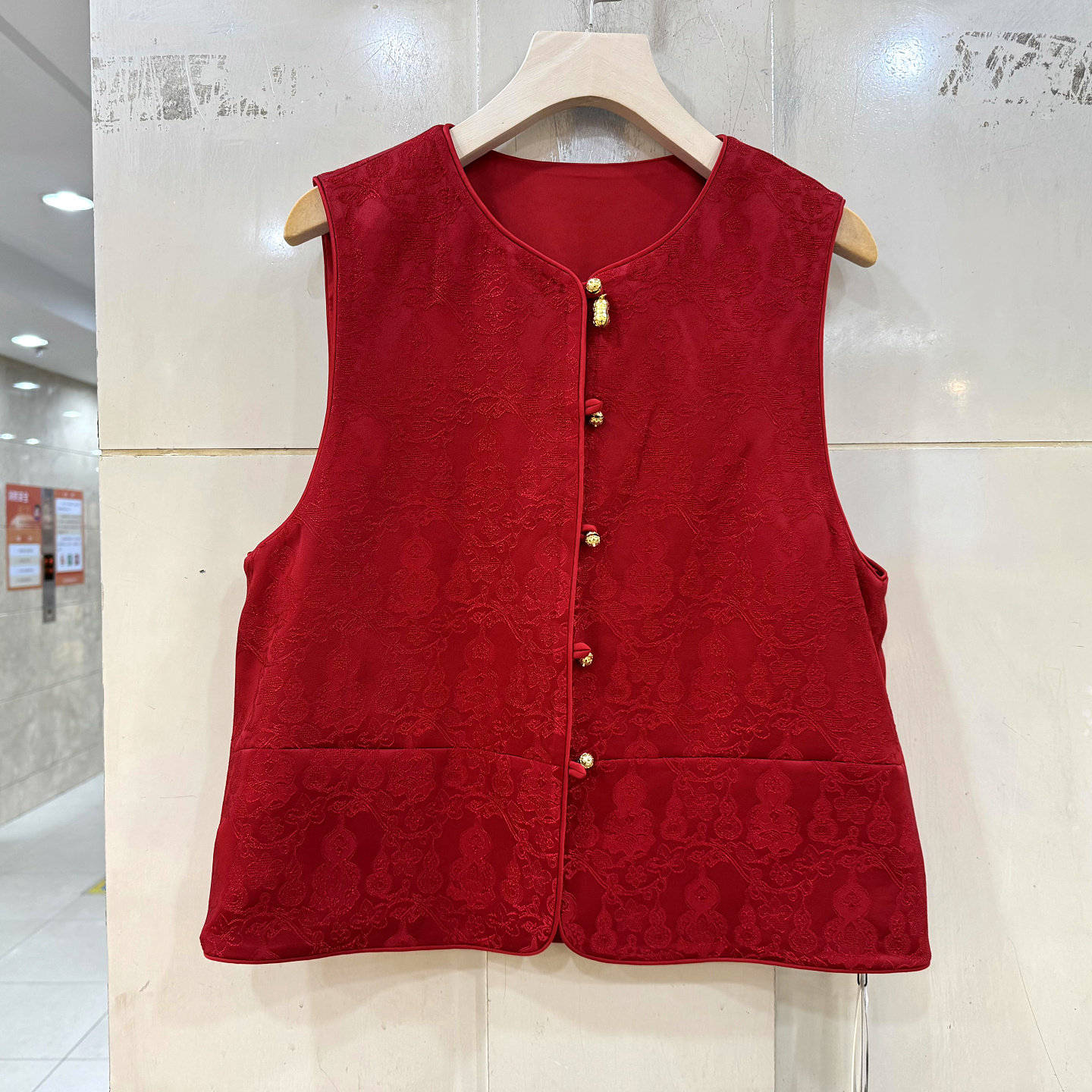 艾尔菲洋26A-A8028 金属花生吊坠单排扣圆领复古提花国风马甲外套