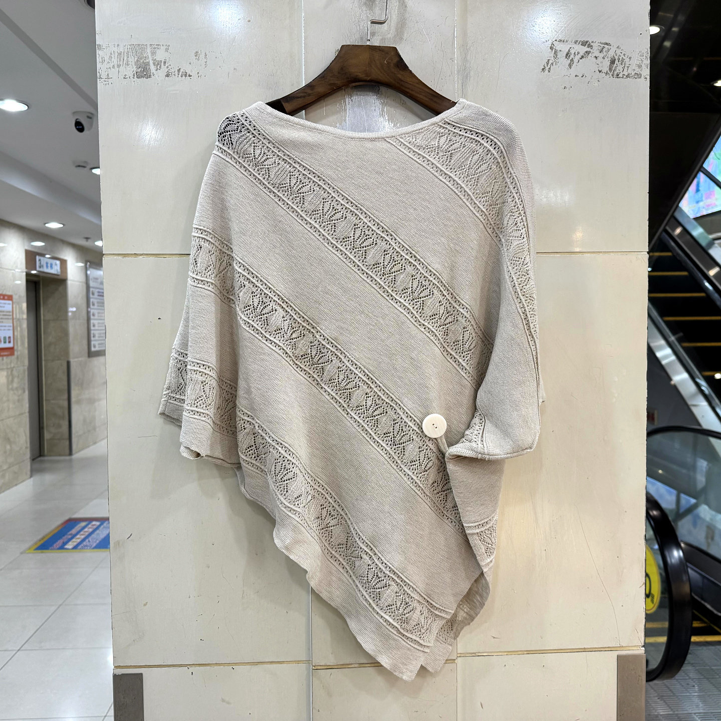 33-C6101 侧纽扣不规则斜提花一字肩圆领针织蝙蝠衫斗篷披肩春夏