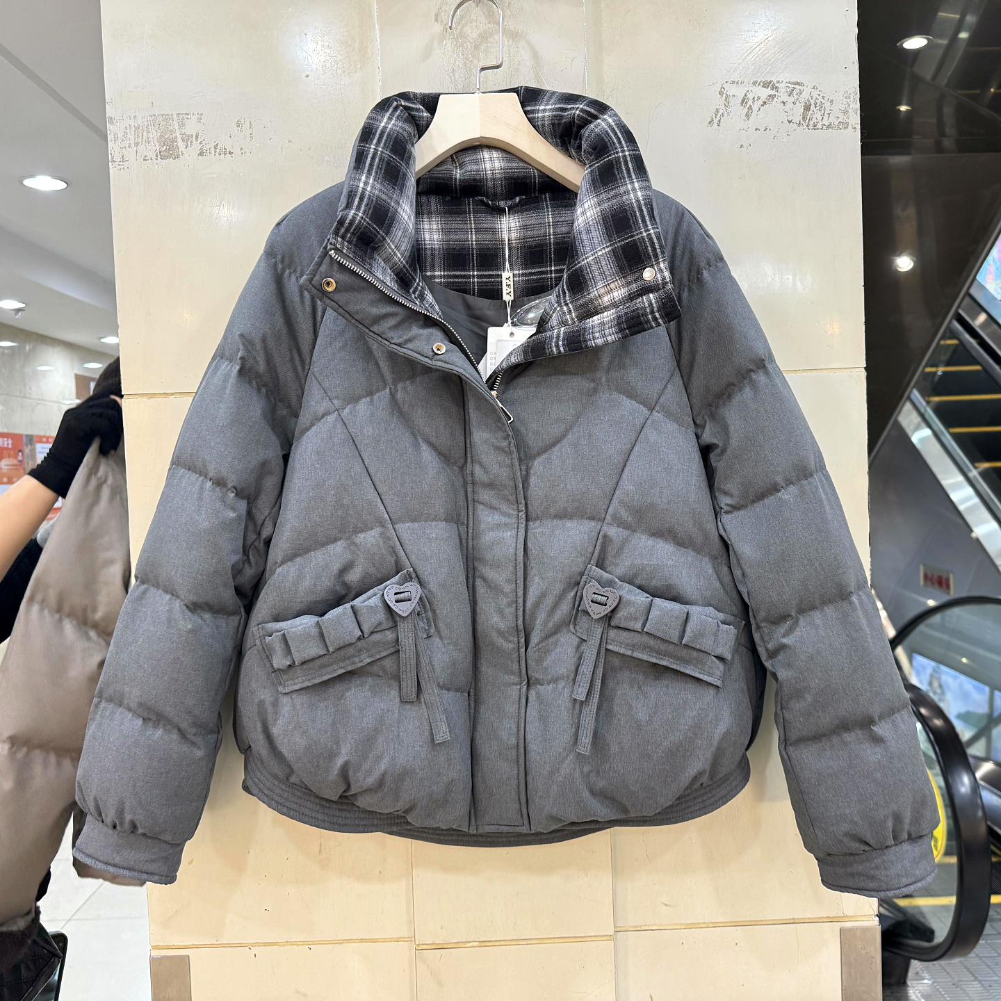 芸芳媛25Y3056 爱心压褶口袋拼格子立领减龄短装羽绒服冬装正品女