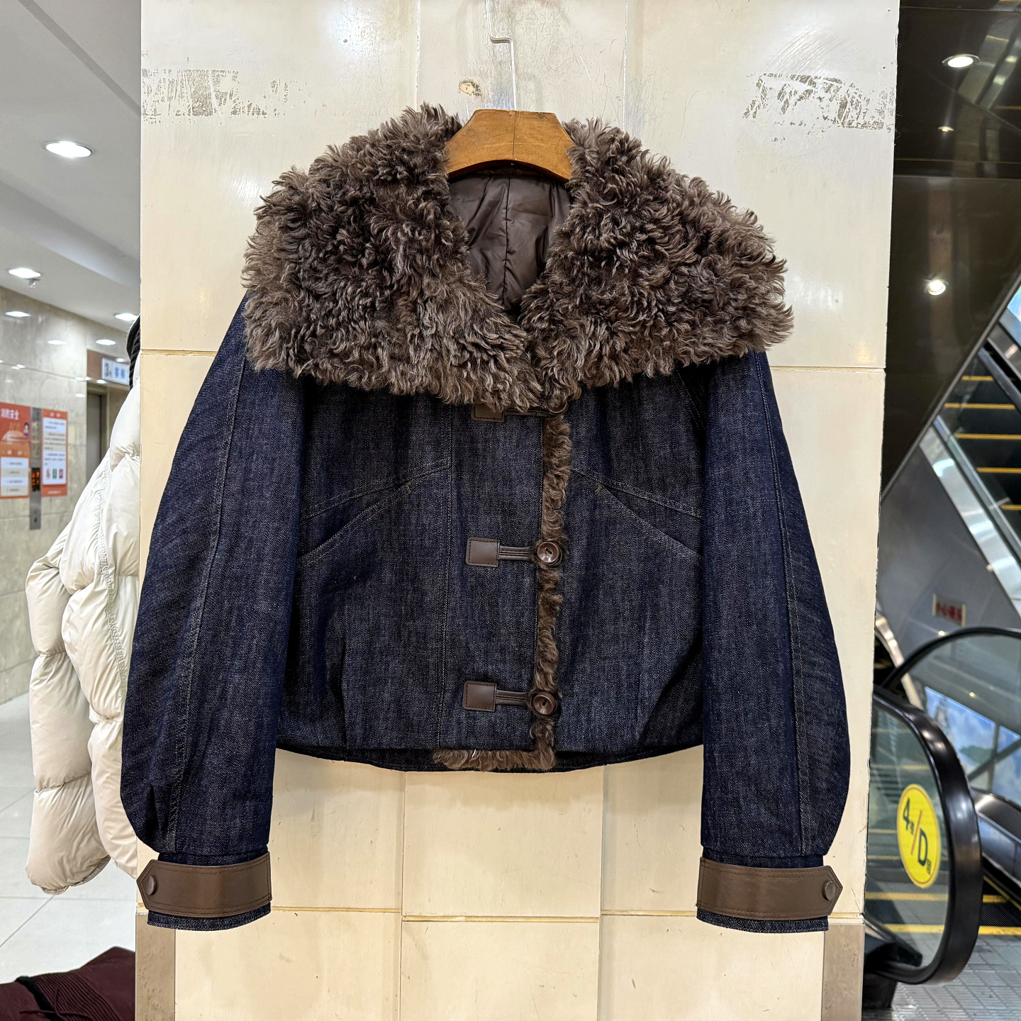 A590羊卷毛短装牛仔羽绒服