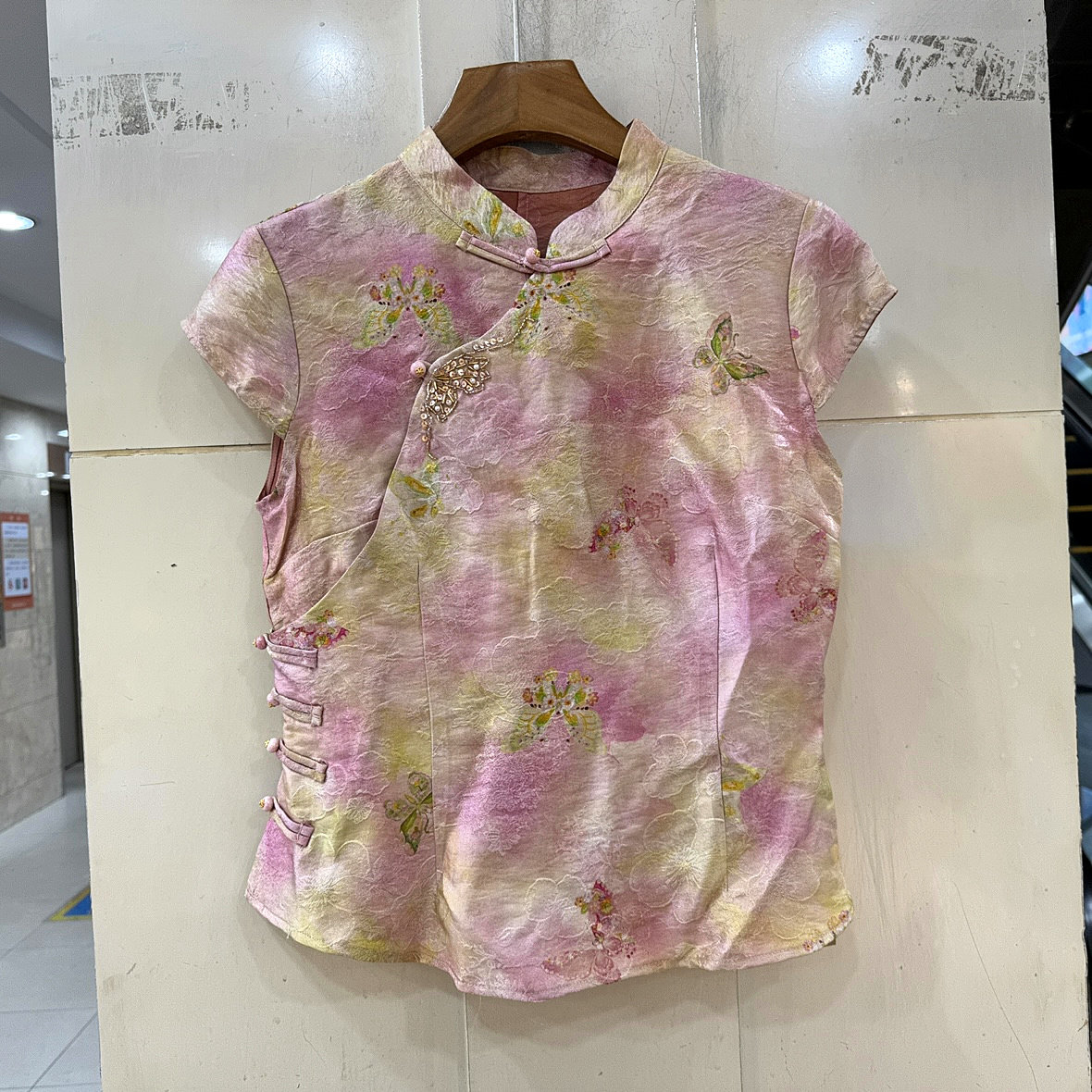 581398 斜门禁盘扣立领串珠蝴蝶刺绣花国风短装人丝衬衫上衣夏装