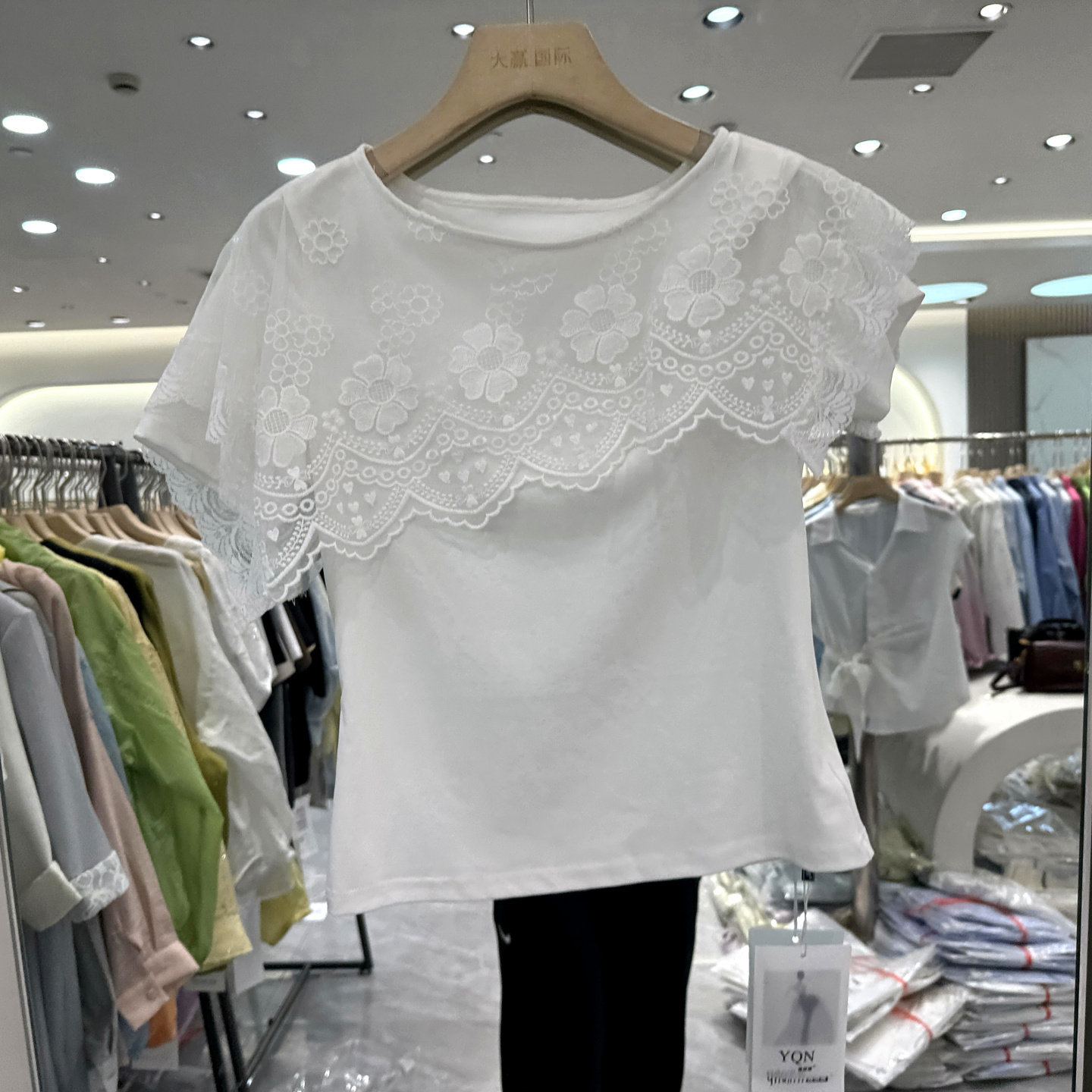 雅琪娜R9126 不规则斜荷叶边蕾丝刺绣花领短袖T恤小衫上衣欧货夏