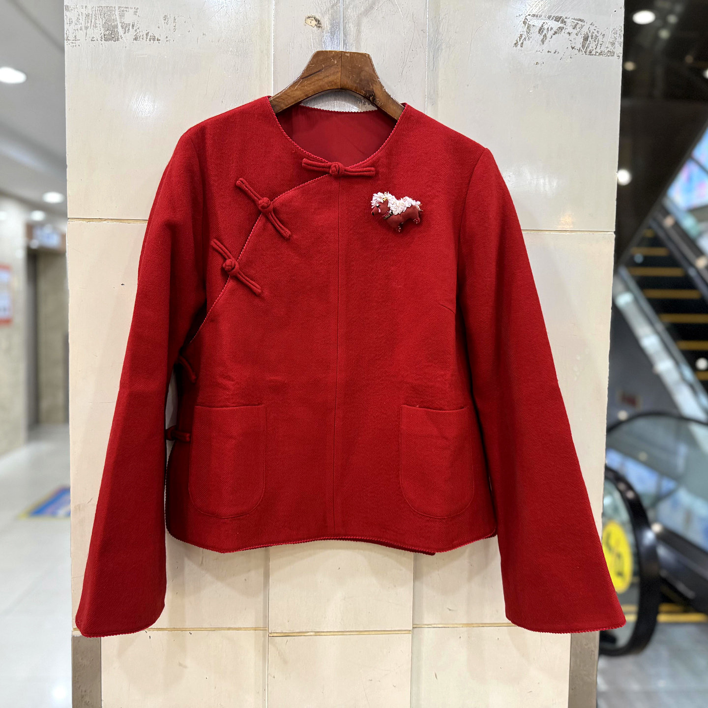 26610 小马胸针斜门禁盘扣圆领复古国风小个短装羊毛衬衫上衣春装