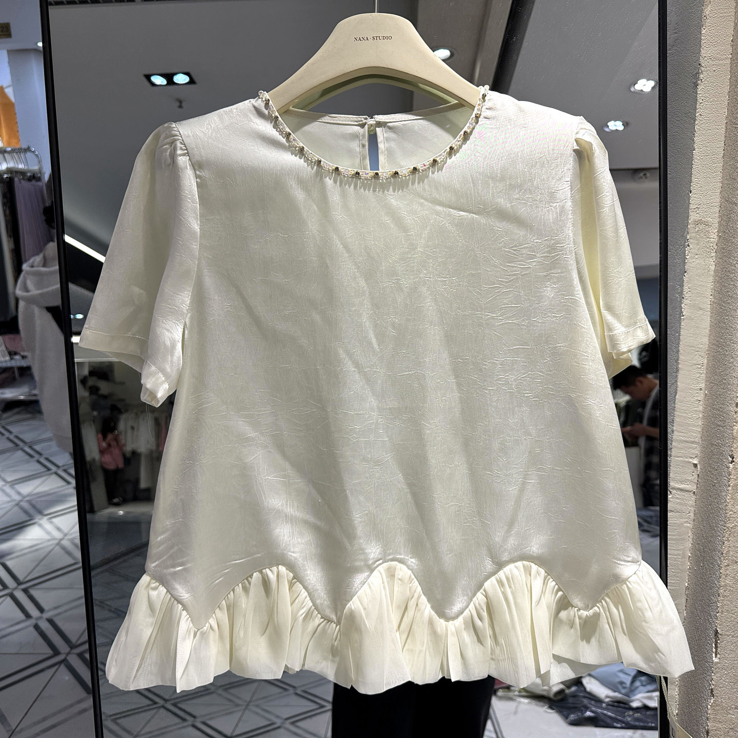 艾嫚伊A29388 串珠圆领下荷叶边仿醋酸缎面短袖衬衣小衫上衣夏装