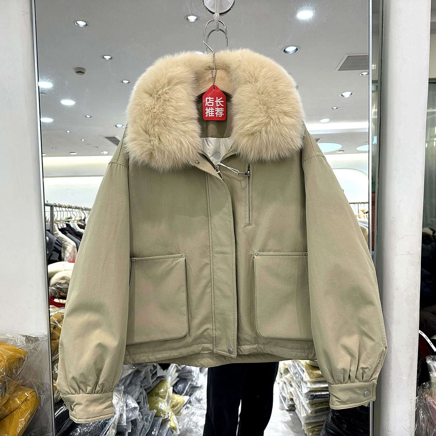 莲依莲5C106狐狸毛派克羽绒服