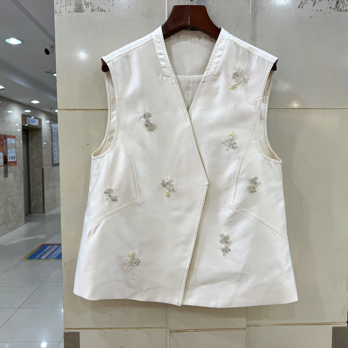 L68919 重工镶钻钉珠花斜门禁V领轻奢羊毛减龄马甲外套春装2026女