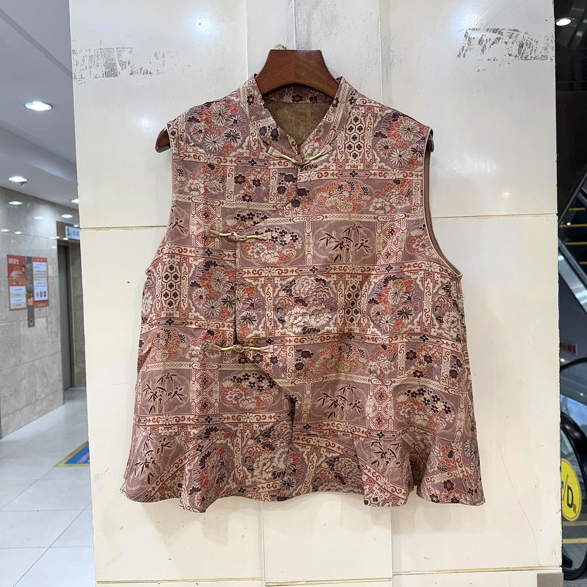 37411 不规则斜门禁盘扣立领下荷叶边复古花色人丝香云纱马甲衬衫