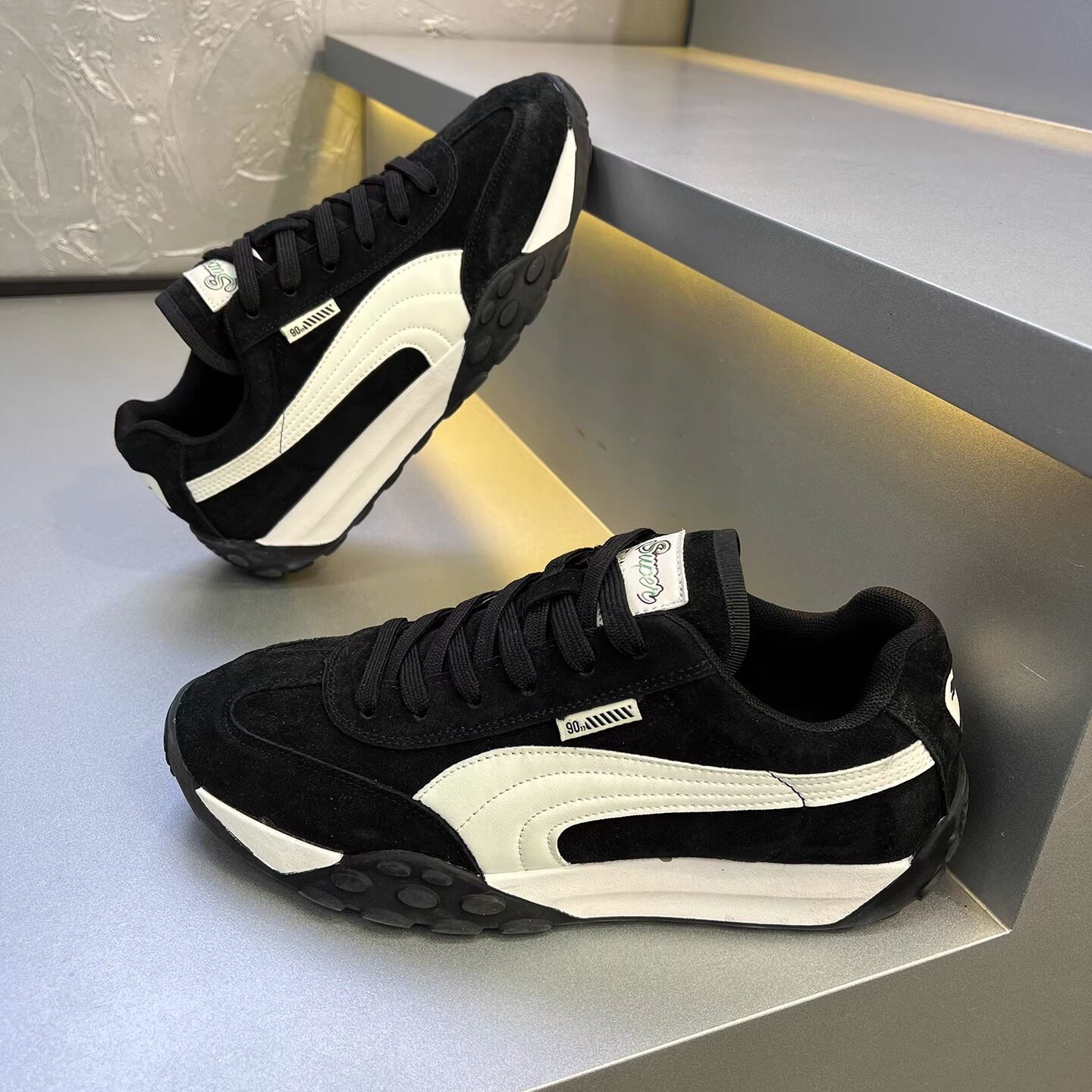 运动潮流风磨砂皮休闲鞋侧边条纹设计橡胶贴片防滑底单棉两穿实用