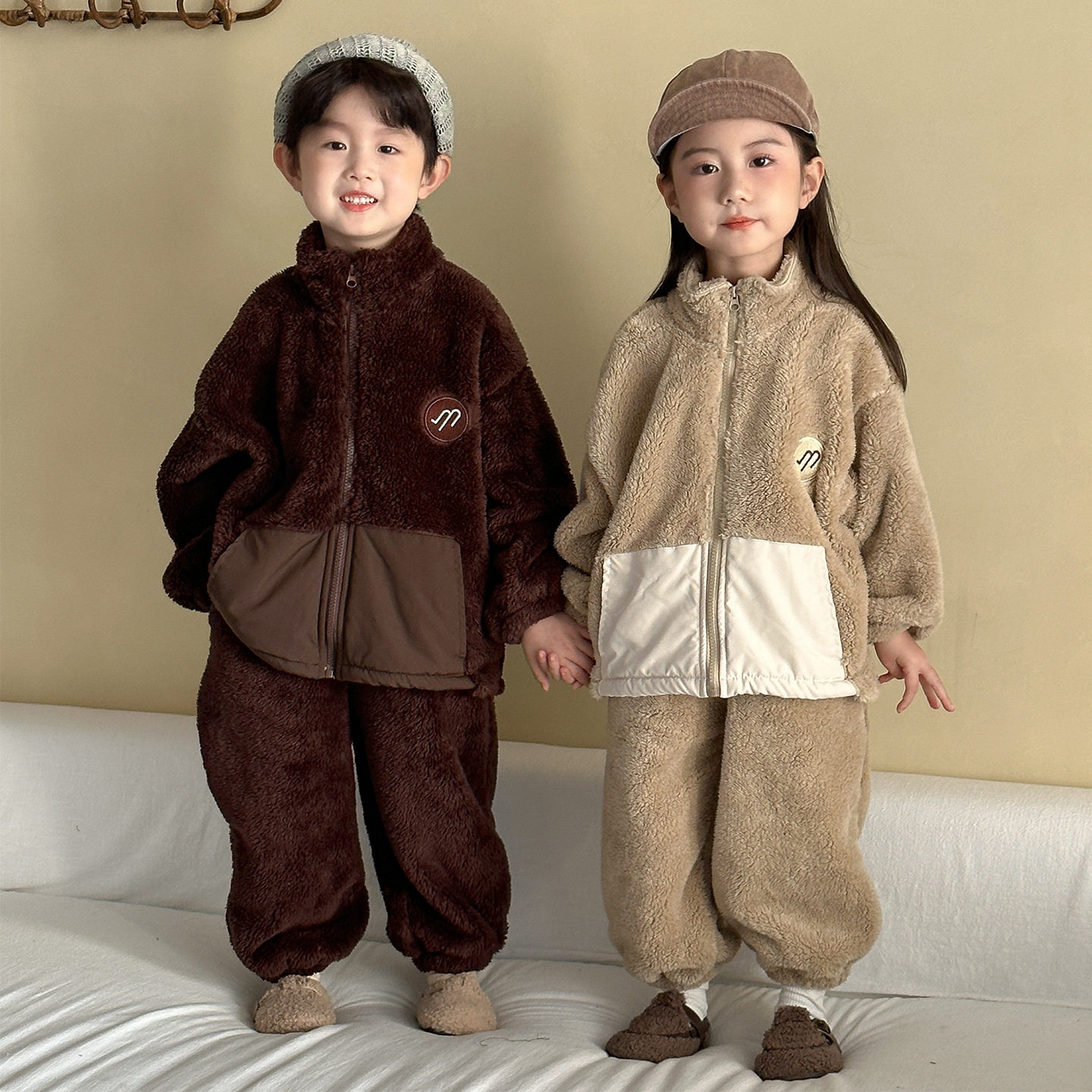 儿童秋冬季套装男童法兰绒珊瑚女童加厚2025新款休闲宝宝外套裤子