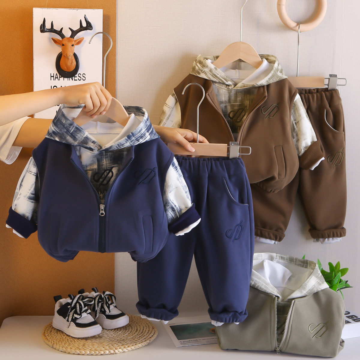 男童秋装套装2025新款休闲婴儿童衣服宝宝春秋季马甲卫衣三件套潮