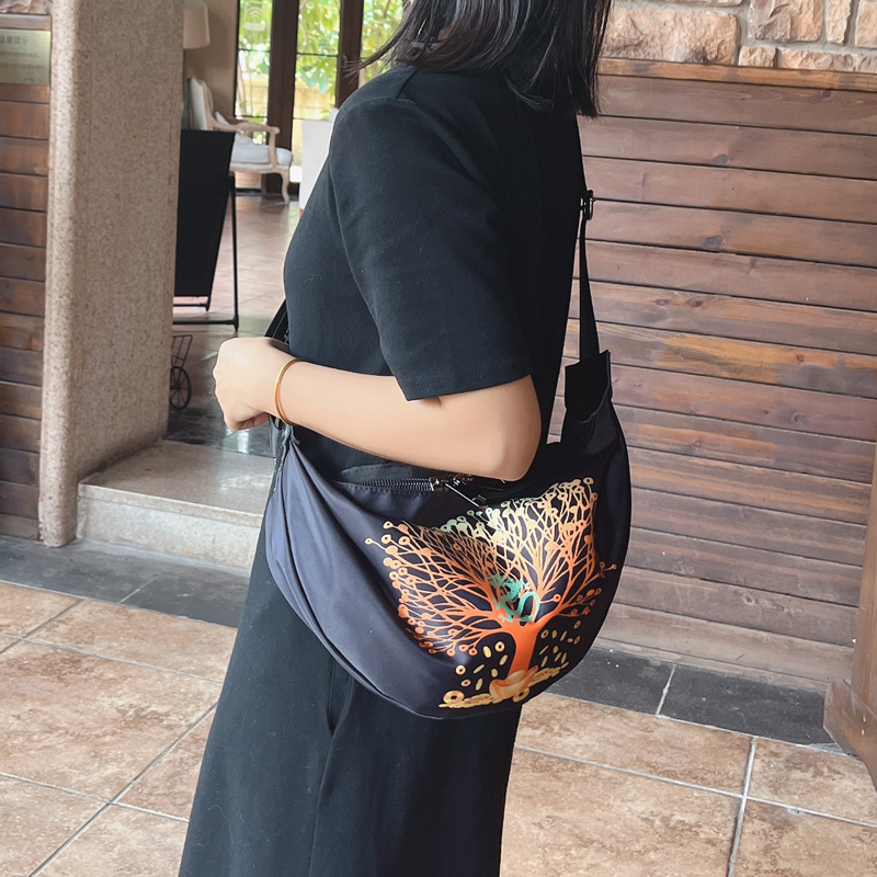 潮牌牛津布轻便斜挎包女2025新款时尚饺子包休闲胸包运动机车小包