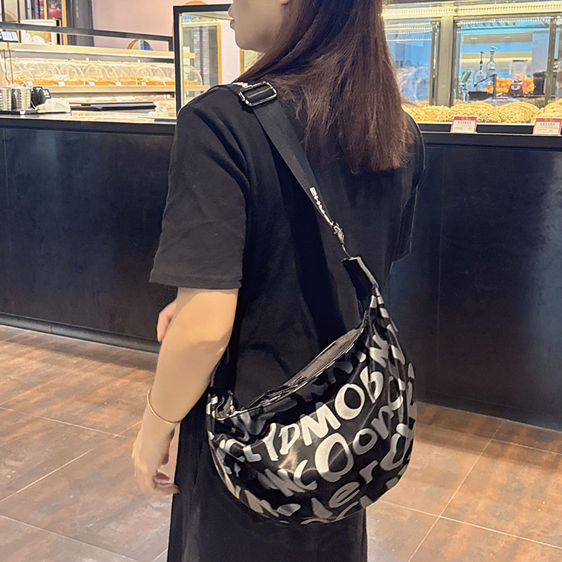 潮牌轻便斜挎包大容量防水皮饺子