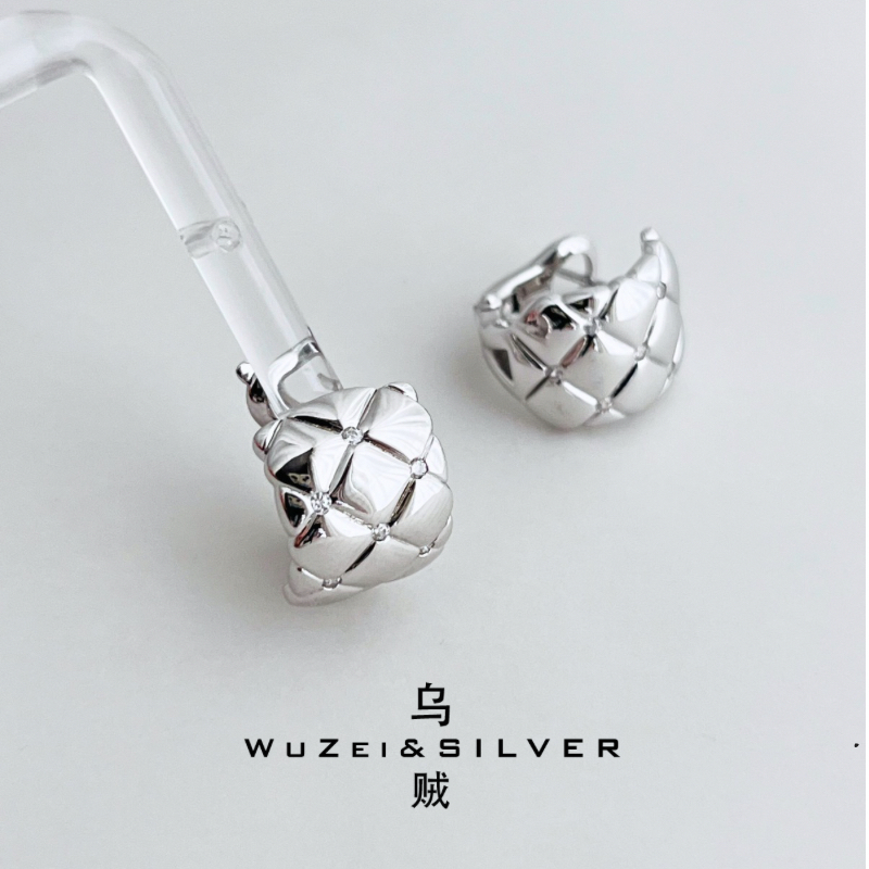 WZ&SILVER设计师款通体S925银镀铑金宽版C型菱格闪钻耳饰复古高级