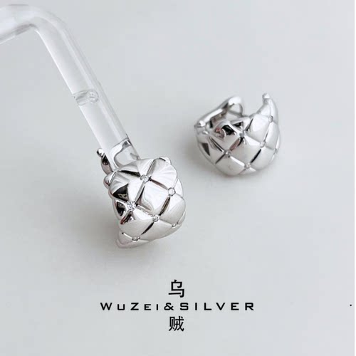 WZ&SILVER设计师款通体S925银镀铑金宽版C型菱格闪钻耳饰复古高级