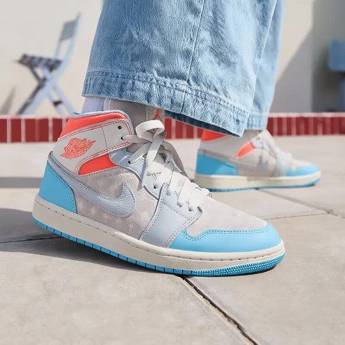耐克中帮女板鞋AIRJORDAN1