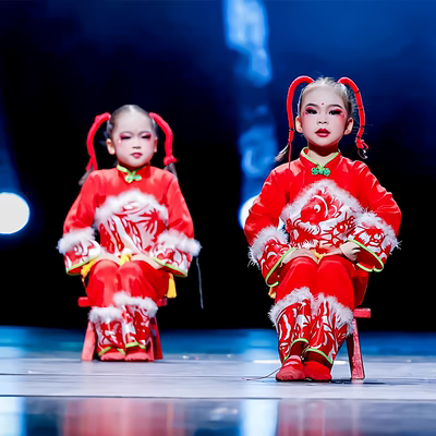 小看戏舞蹈服姥姥门前看大戏演出