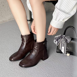 花宿女鞋2025冬季新款百搭中跟粗跟加绒复古软底软皮时装靴813023