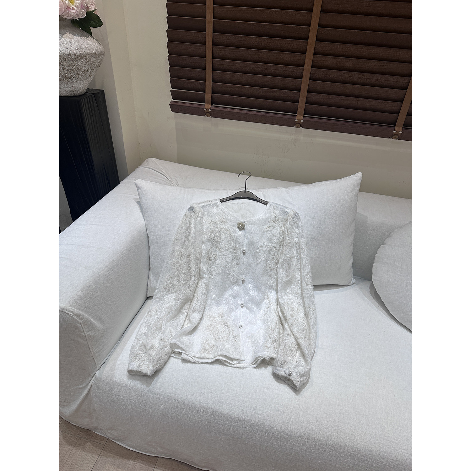 “微风”2025春温柔仙气满溢白色流苏毛毛刺绣钉珠扣微透灯笼袖