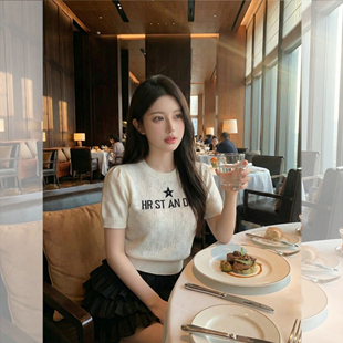 钟菲菲春款2026新款女装针织chic气质上衣短袖高端小资独特漂亮