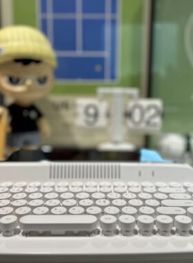 现代简约桌面网球主题摆件