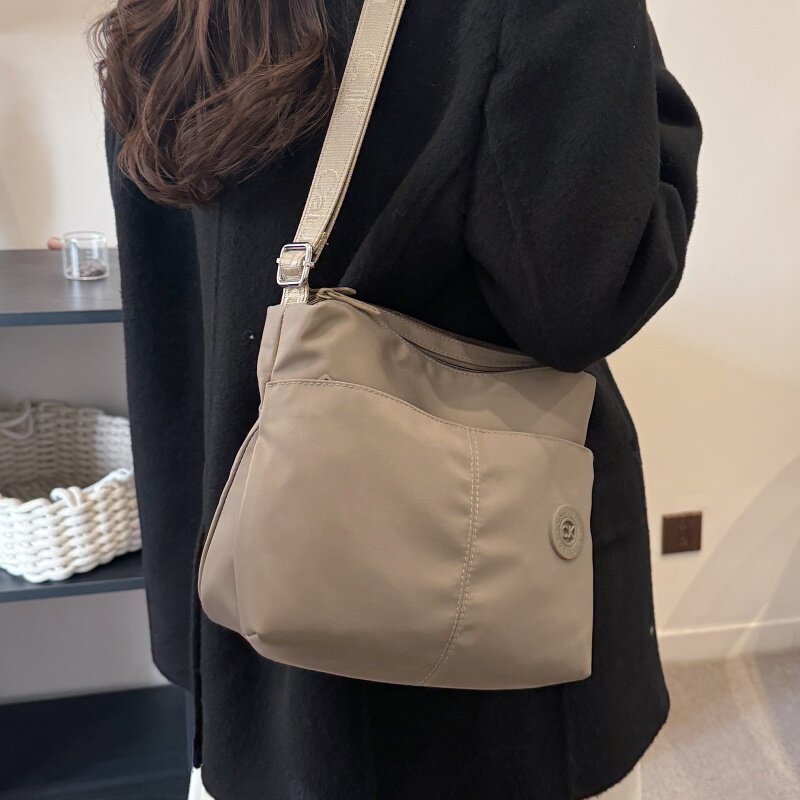 轻便尼龙布小包包女休闲简约多层妈咪包百搭大容量通勤单肩斜挎包