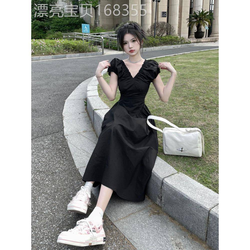 黑色v领泡泡袖连衣裙女夏季赫本风法式高级感褶皱收腰显瘦中长裙